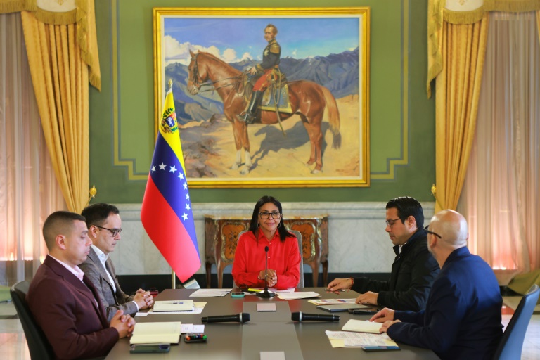 Image fournie par la présidence vénézuélienne montrant la présidente par intérim, Delcy Rodriguez (c), entourée de ministres, au palais de Miraflores, à Caracas, le 19 janvier 2026