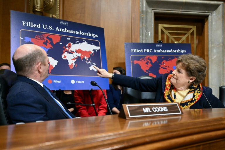 La sénatrice Jeanne Shaheen (d) montre une carte lors d'une audition de la commission des affaires étrangères du Sénat avec le secrétaire d'État Marco Rubio, portant sur la politique américaine envers le Venezuela, au Capitole à Washington, le 28 janvier 2026