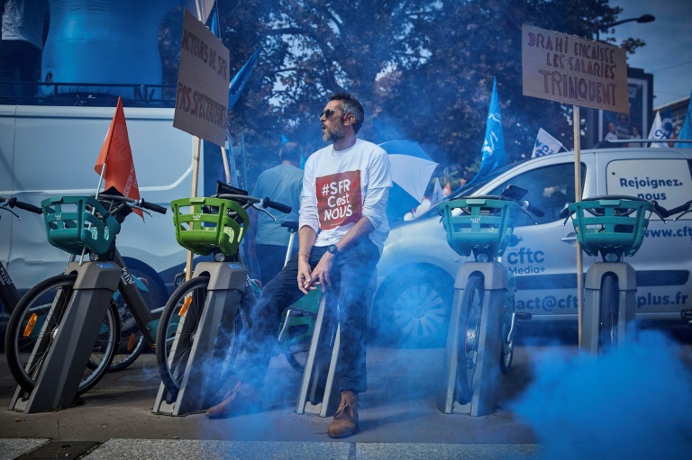 Manifestation de salariés de SFR à Paris, le 24 septembre 2026, à l'appel des syndicats UNSA, CFDT et CFTC, pour protester contre la vente de l'opérateur télécoms