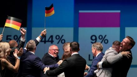 Des membres et des sympathisants du parti d'extrême droite allemand AfD après l'annonce des premiers résultats à Magdebourg, dans l’est de l'Allemagne, le 6 septembre 2026