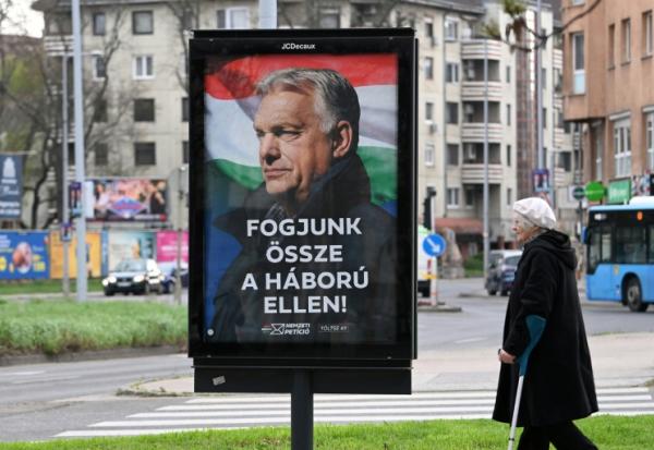 Une affiche électorale du Premier ministre hongrois Viktor Orban "Unissons-nous contre la guerre", le 27 mars 2026 à Budapest, avant les élections législatives du 12 avril 2026