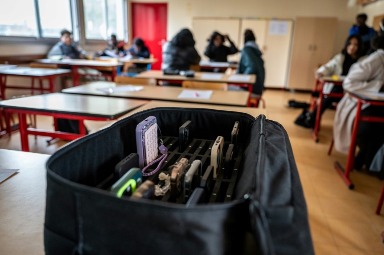 Des téléphones portables dans une sacoche, dans un établissement scolaire de la région parisienne, le 14 janvier 2026