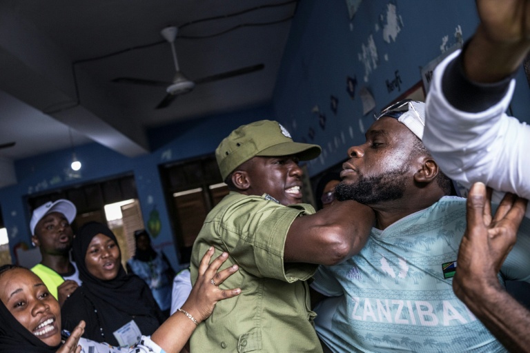 Un policier tanzanien arrête un homme accusé par des responsables électoraux d'avoir tenté de frauder dans un bureau de vote de Stone Town (Tanzanie), le 29 octobre 2025
