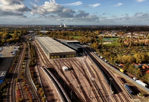 Vue aérienne du dépôt ferroviaire de Temple Mills, à Londres, le 27 octobre 2025