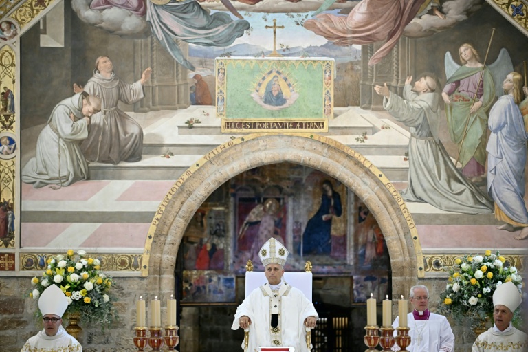 Le pape Léon XIV célèbre une messe à la basilique Sainte-Marie-des-Anges lors d'une visite pastorale à Assise, le 6 août 2026