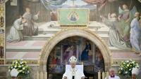 Le pape Léon XIV célèbre une messe à la basilique Sainte-Marie-des-Anges lors d'une visite pastorale à Assise, le 6 août 2026