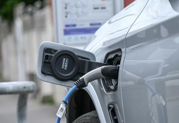 Voiture électrique en chargement à Lille, le 27 septembre 2022