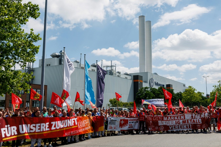 Des employés du constructeur automobile allemand Volkswagen (VW) manifestent contre la restructuration et les projets de suppressions massives d'emplois à l'usine VW de Zwickau, dans l'est de l'Allemagne, le 9 juillet 2026