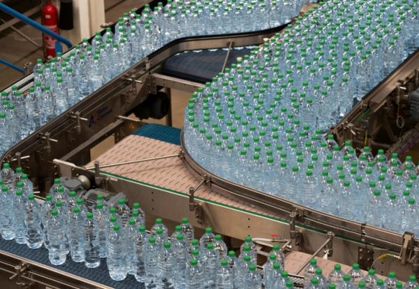 Dans une usine Volvic, le 5 mai 2021 à Volvic (Puy-de-Dôme)