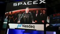 Un écran situé à New York retransmet la prise de parole d'Elon Musk à Starbase, Texas, le 12 juin 2026