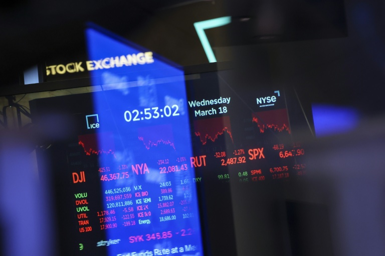 Un écran à la Bourse de New York, le 18 mars 2026