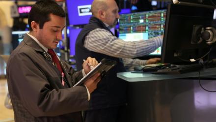 Des opérateurs à la Bourse de New York le 14 janvier 2026