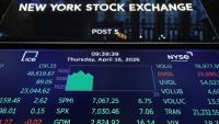 Un écran à la Bourse de New York, le 16 avril 2026
