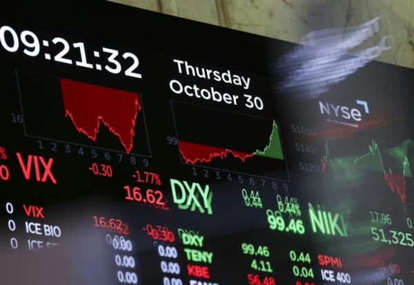 Un écran montrant les cours de la Bourse de New York le 30 octobre 2025