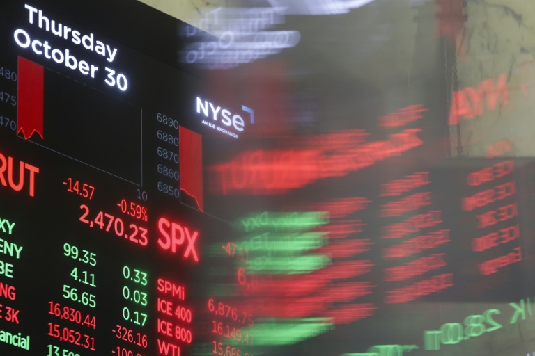 Des écrans à la Bourse de New York, le 30 octobre 2025
