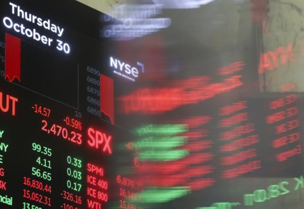 Des écrans à la Bourse de New York, le 30 octobre 2025