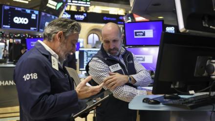 Des opérateurs à la Bourse de New York le 5 décembre 2025