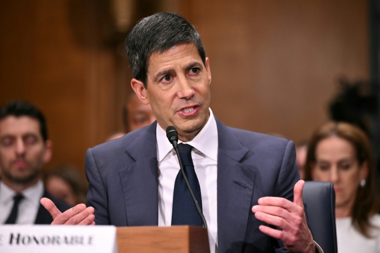 Kevin Warsh, candidat à la présidence de la Réserve fédérale américaine (Fed), lors d'une audition devant la commission bancaire du Sénat au Capitole, le 21 avril 2026 à Washington
