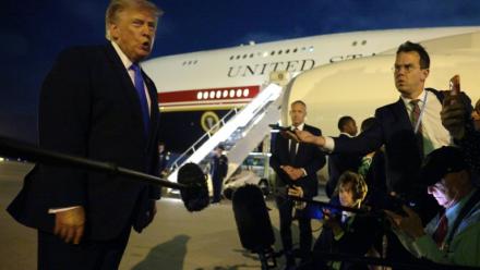 Le président américain Donald Trump s'entretient avec des journalistes avant d'embarquer à bord d'Air Force One à l'aéroport international de Los Angeles, le 4 août 2026