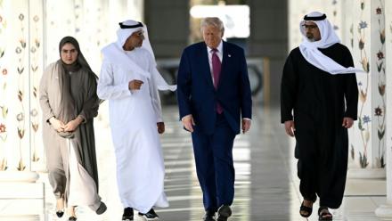 Le président américain Donald Trump visite la Grande mosquée de cheikh Zayed, accompagné par le prince héritier d'Abou Dhabi, cheikh Khaled ben Mohamed ben Zayed Al-Nahyane (D), lors d'une visite officielle à Abou Dhabi, le 15 mai 2025