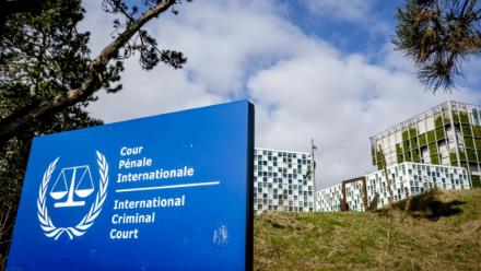 Un panneau portant le nom et le logo de la Cour pénale internationale (CPI) à La Haye, le 11 mars 2025