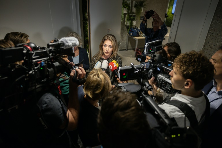 Dilan Yesilgoz, dirigeante du parti néerlandais VVD, s'exprime devant la presse le 3 juin 2025 à La Haye. 