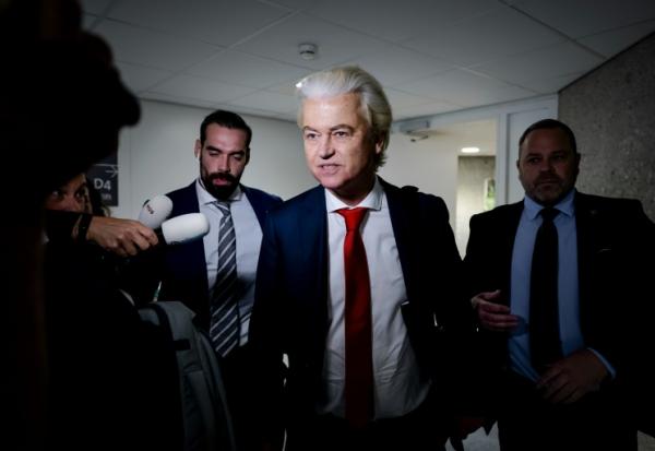Le leader du parti néerlandais d’extrême droite PVV, Geert Wilders (au centre), s’adresse aux médias à son arrivée à la chambre basse à La Haye, le 3 juin 2025