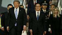 Le président américain Donald Trump descend de l’Air Force One et est accueilli par le vice-président chinois Han Zheng à son arrivée à l’aéroport international de Pékin, le 13 mai 2026