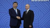 Le président russe Vladimir Poutine salue le président chinois Xi Jinping lors d'une cérémonie officielle d'accueil des chefs de délégation au sommet des BRICS à Kazan, en Russie, le 23 octobre 2024