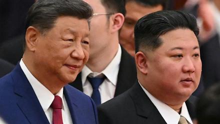 Le président chinois Xi Jinping (à gauche) et le dirigeant nord-coréen Kim Jong Un le 3 septembre 2025 lors d'un défilé marquant la fin de la Seconde Guerre mondiale, à Pékin