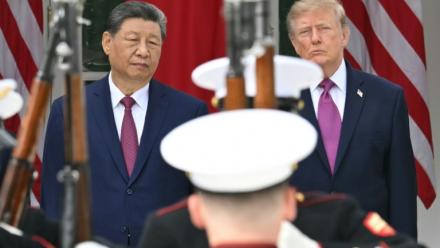 Le président chinois Xi Jinping (g) et le président américain Donald Trump assistent à une revue militaire dans la roseraie de la Maison Blanche, à Washington, le 24 septembre 2026