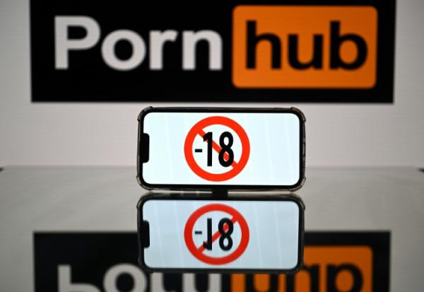 Aylo, maison mère des sites pornographiques Youporn et Pornhub, va suspendre l'accès aux contenus de ses plateformes en France