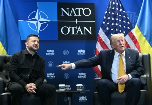 Le président ukrainien Volodymyr Zelensky (g.) rencontre le président américain Donald Trump en marge du sommet de l'Otan au complexe présidentiel de Bestepe, à Ankara, le 8 juillet 2026