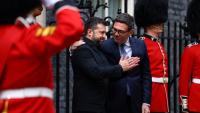 Le Premier ministre britannique Andy Burnham (d) accueille le président ukrainien Volodymyr Zelensky sur le perron de Downing Street, à Londres, le 14 octobre 2026