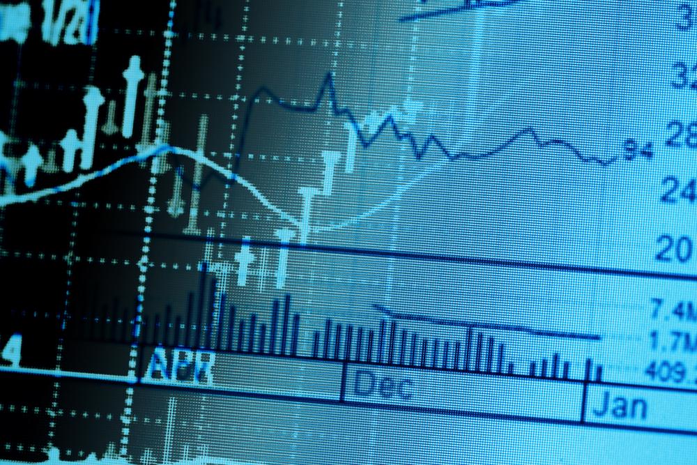 Le CAC 40 à la traîne des autres indices européens, nouveau repli des taux longs