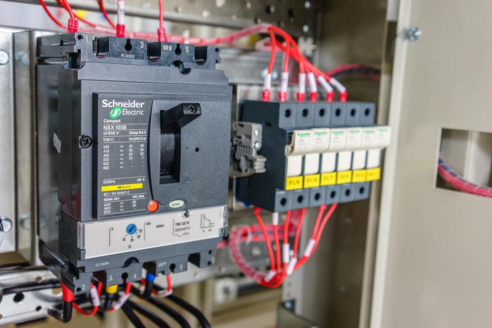 Schneider Electric débute la séance en tant que lanterne rouge du CAC 40