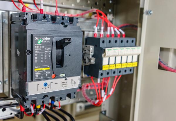 Schneider Electric, plus forte hausse du CAC 40 à la mi-séance du lundi 27 octobre 2025