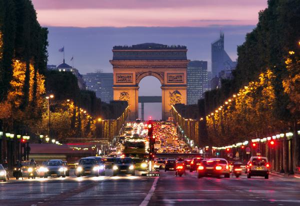 Clôture Paris : le CAC 40 reperd 0,6%, sous une avalanche de résultats