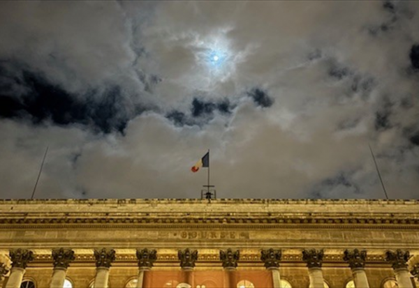 Clôture Paris : le CAC 40 reste proche des 8.100 points