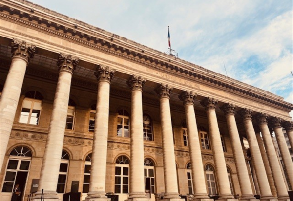 Clôture Paris : Ormuz pèse, mais le CAC 40 termine dans le vert