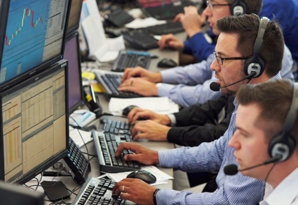 Mi-séance Paris : le CAC 40 poursuit sa remontée avant l'emploi américain