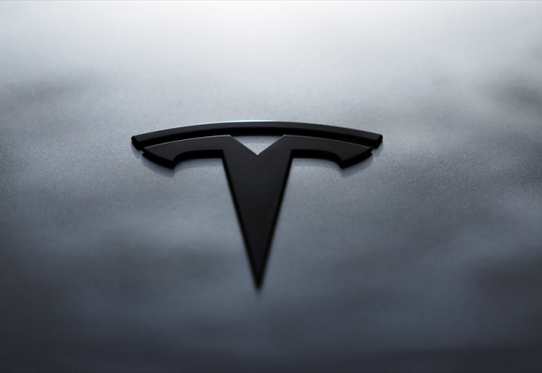 Tesla : un Roadster planant en vue !