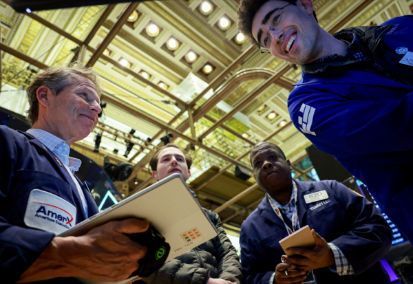 Wall Street flirte avec les sommets dans l'espoir d'un accord de paix en Iran