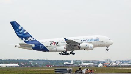 Le duel Airbus-Boeing s'intensifie à Farnborough sur fond de reprise du secteur